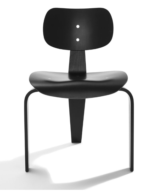 Schwarzer SE 42 Stuhl von Wilde+Spieth, Designklassiker aus Holz, Frontansicht. Moderner Sitzstuhl für Wohnen und Büro.
