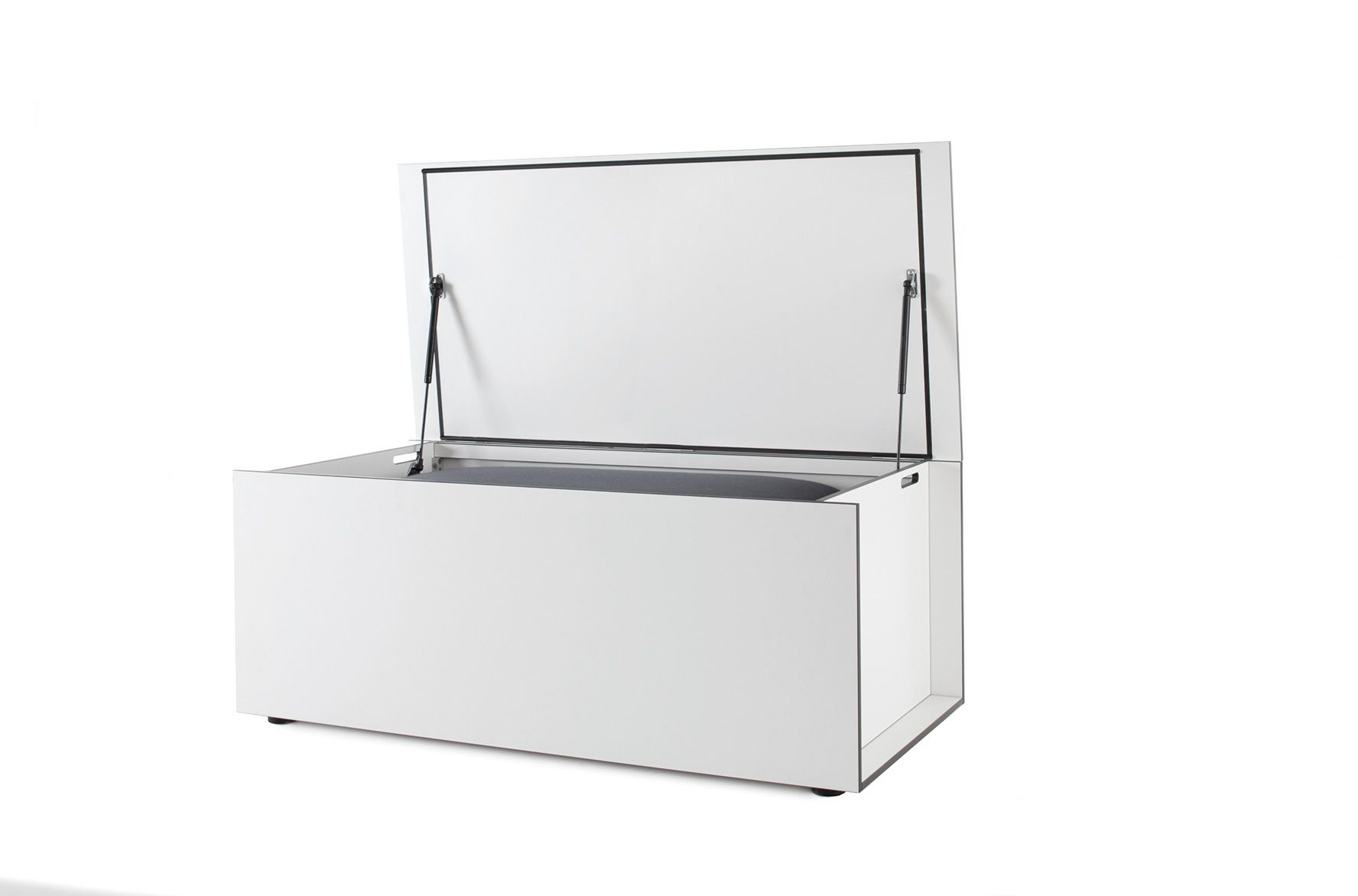 Geöffnete, weiße Kissentruhe von Conmoto, Modell EL Pecho, zur Aufbewahrung von Gartenmöbelkissen.