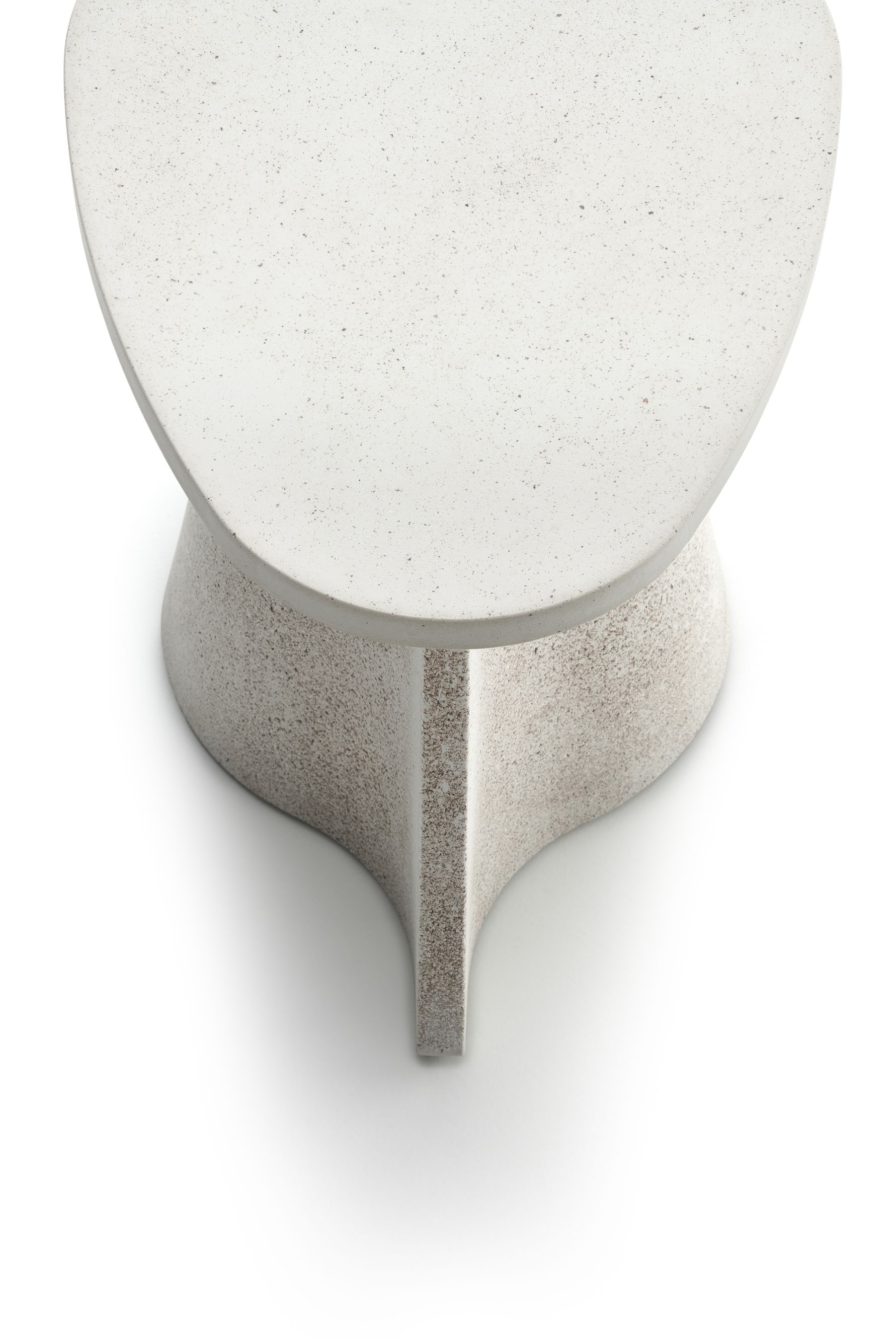 Nahaufnahme des Fossil Beistelltisches von MDF Italia, moderner Design Tisch in Weiß.