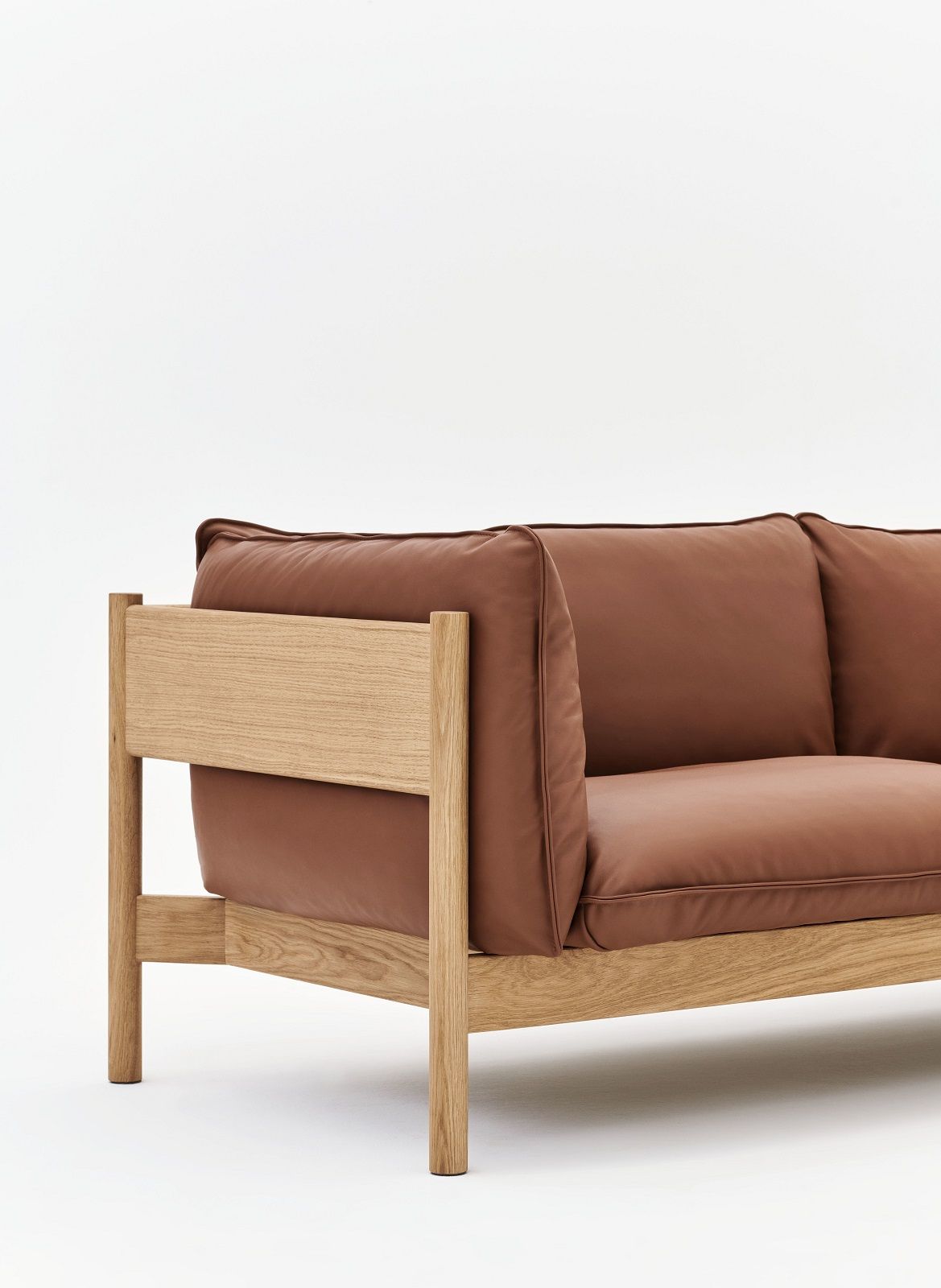 Detailaufnahme des Arbour Sofas von Hay, ein braunes 2-Sitzer Sofa mit Holzrahmen.