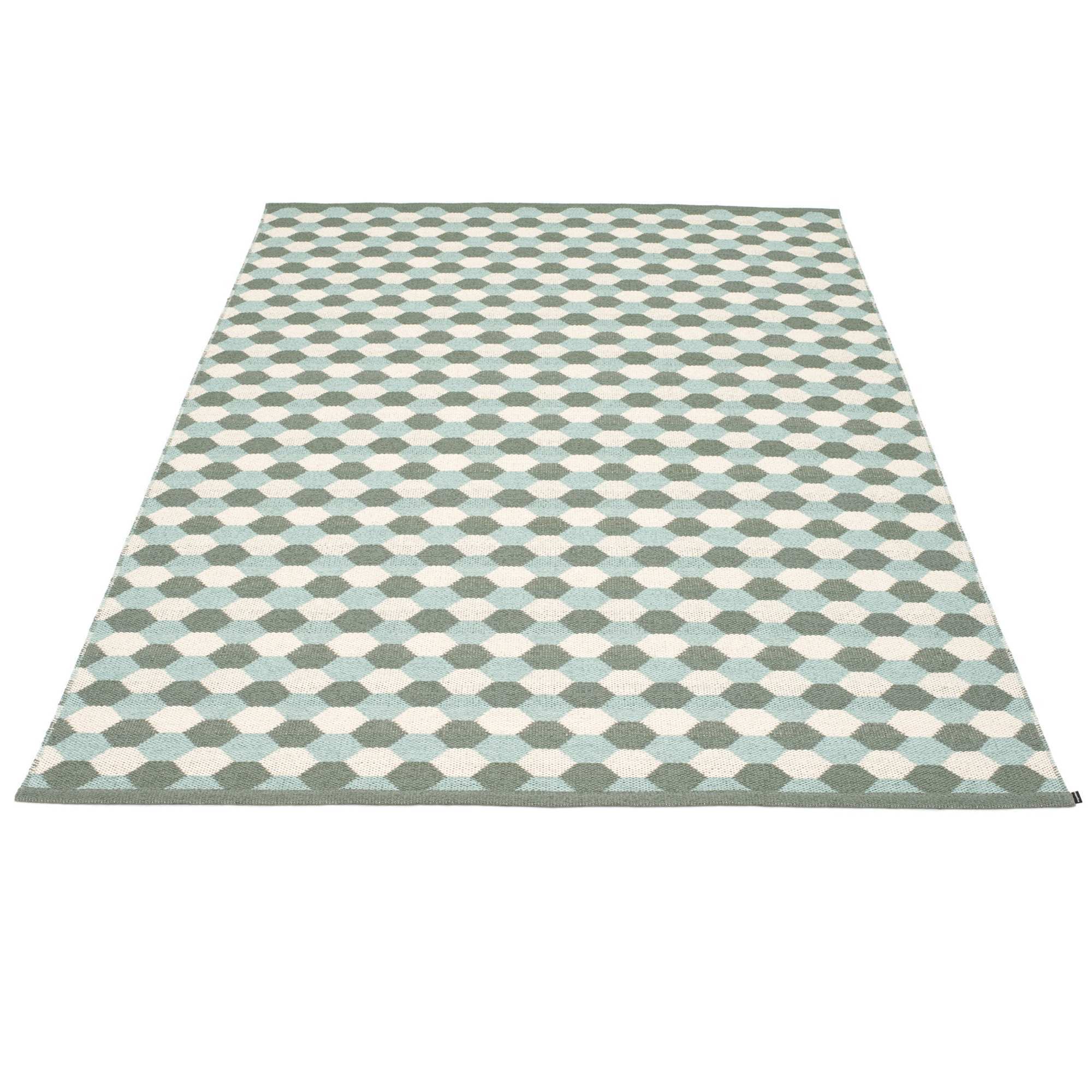 Dana Kunststoffteppich von Pappelina, 180x275 cm, in Army mit geometrischem Muster.