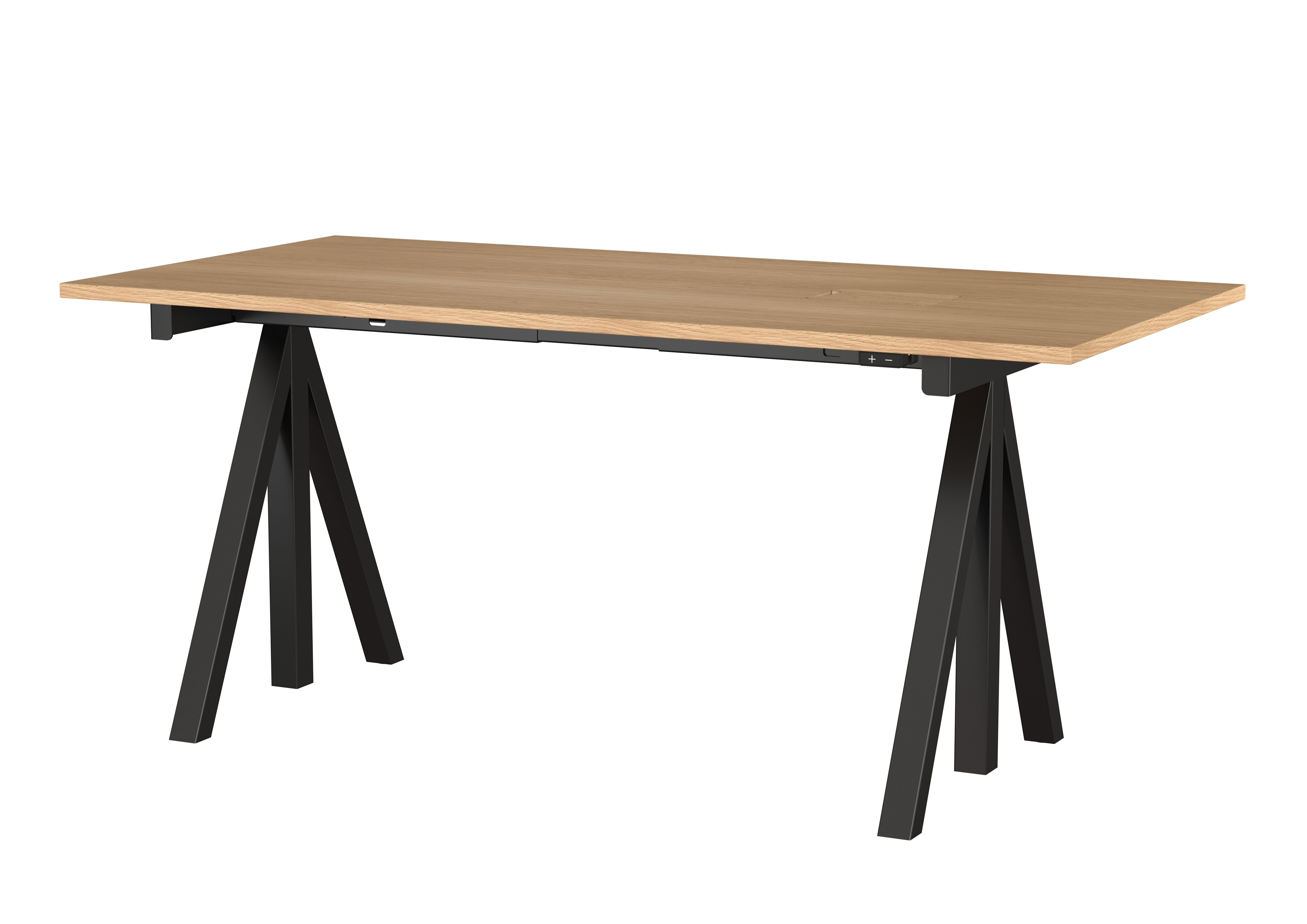 Works Schreibtisch von String Furniture mit hellem Holz und schwarzem Fix Gestell für modernes Bürodesign.