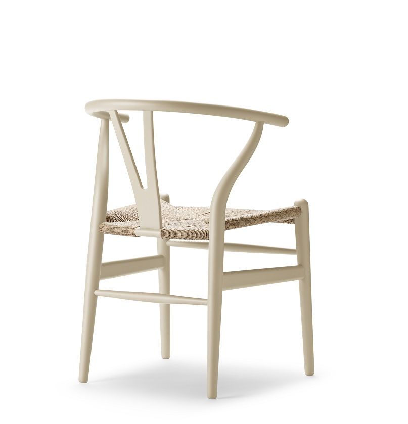 CH24 Wishbone Chair in Barley Farbe von Carl Hansen & Søn mit geflochtener Sitzfläche.