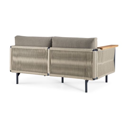 Corbey Outdoor Sofa von Ethnicraft, Aluminiumrahmen mit geflochtenem Seil und grauen Kissen. Gartenmöbel für Terrasse.
