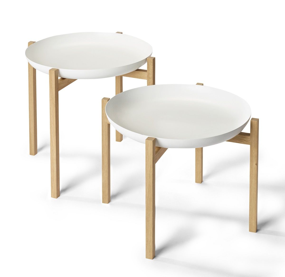 Zwei Tablo Beistelltische von Design House Stockholm mit weißer Tischplatte und Holzbeinen.