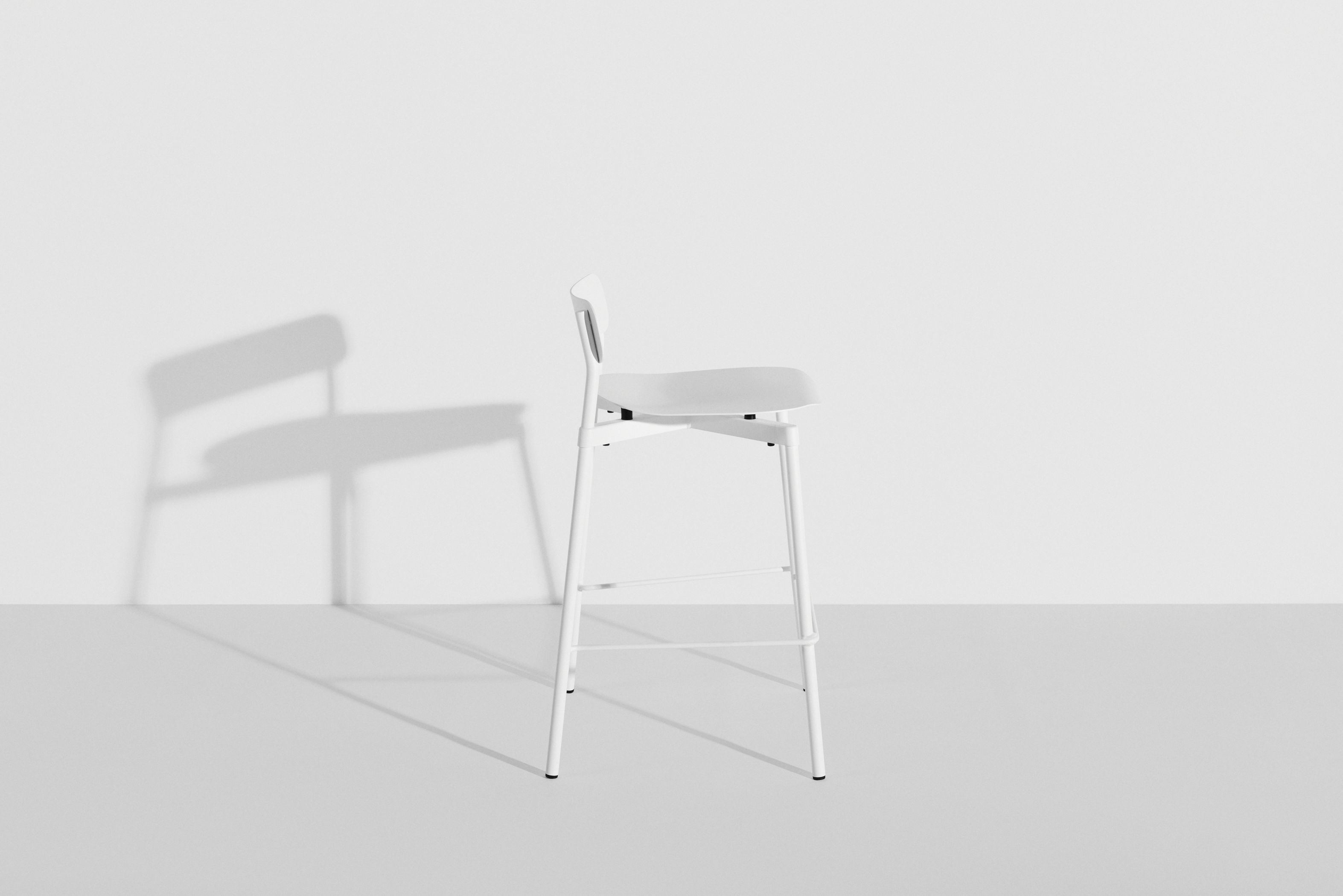 Weißer Fromme Barstool Barhocker von Petite Friture, H 65 cm, minimalistisches Design mit Rückenlehne.