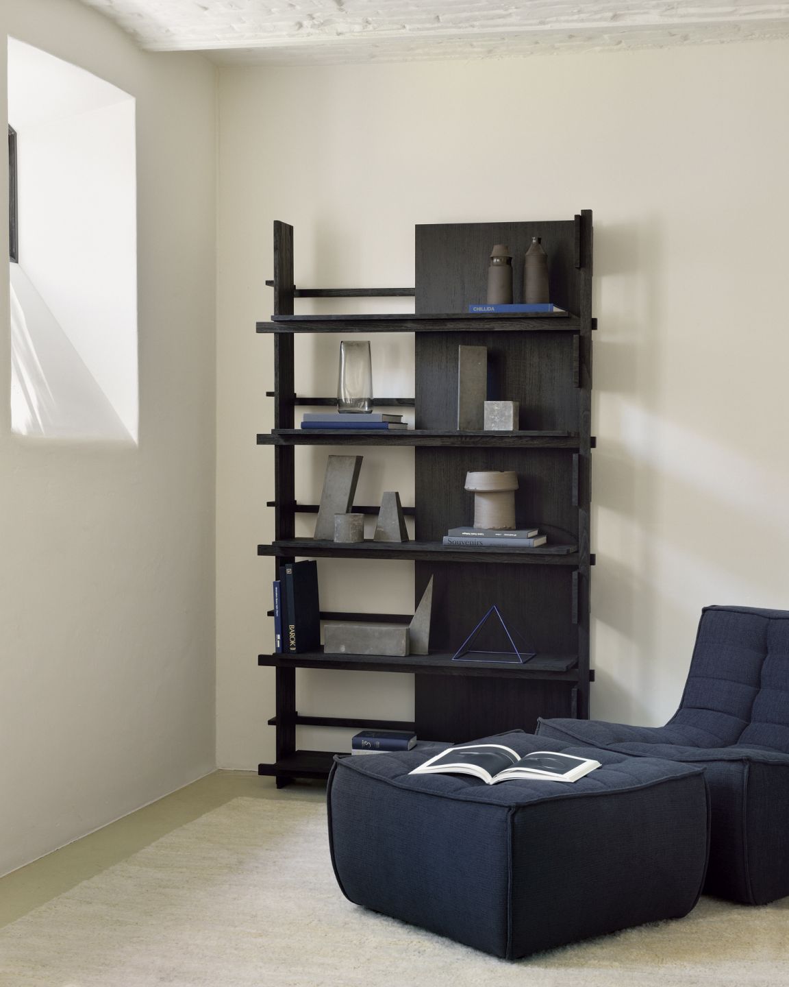 Detailaufnahme des Ethnicraft Dunes Teppichs Sand 250x350 cm, gewebter Wollteppich in Wohnraum-Szene.