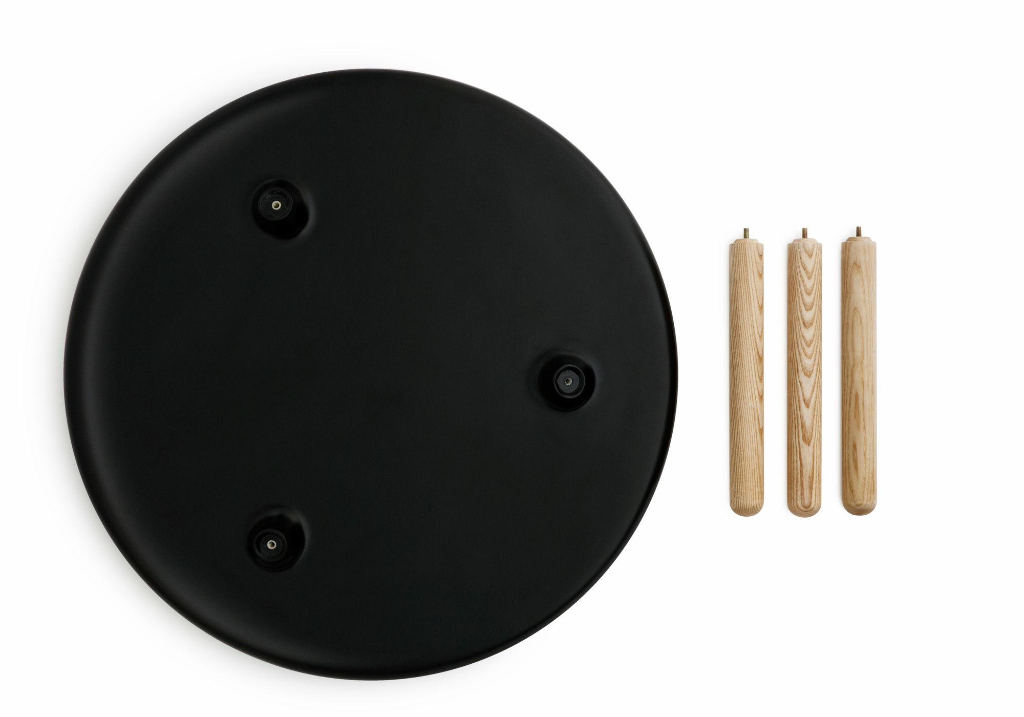 Schwarze Tischplatte und Holzbeine des Normann Copenhagen Tablo Beistelltisch Small von unten.