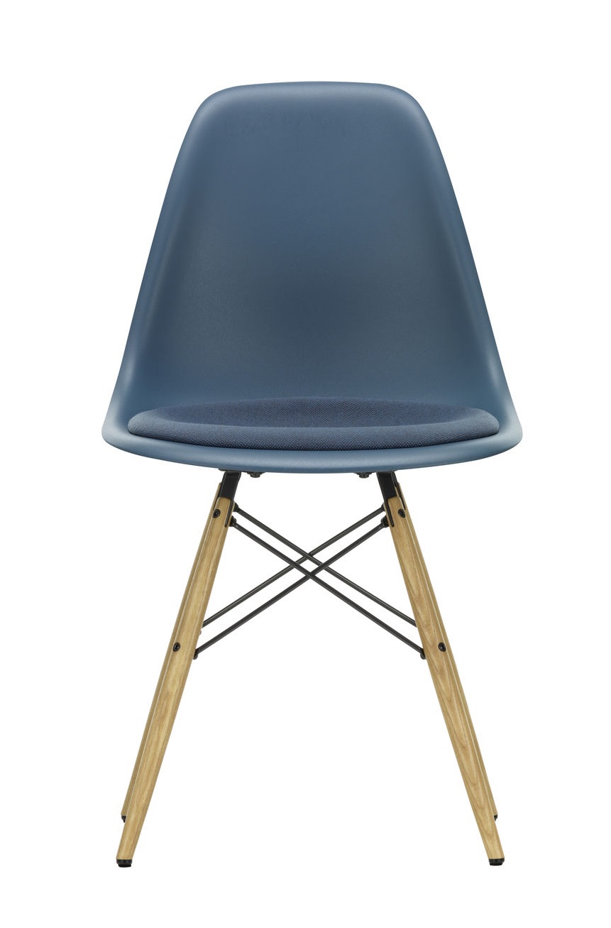 Blauer Eames Plastic Side Chair DSW mit Sitzpolster und Holzbeinen, Vitra Stuhl.