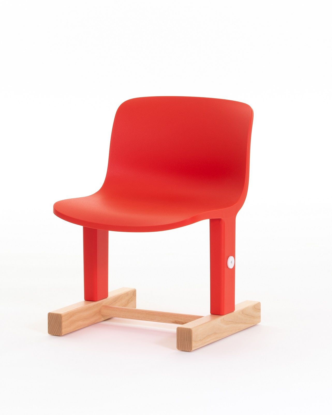 Oranger Little Big Chair Kinderstuhl von Magis, höhenverstellbar, mit Holzfuß auf weißem Hintergrund.