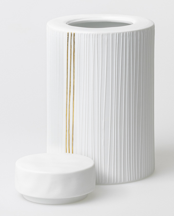 Weiße Porzellandose mit Deckel und goldenen Streifen, modernes Design für Küche und Wohnen.