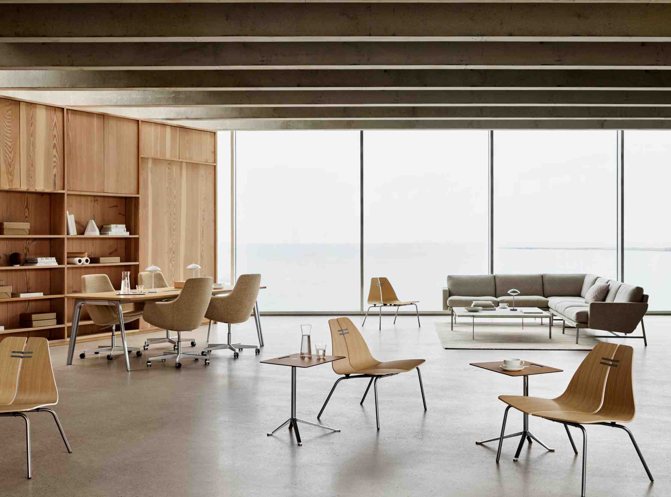 Innenaufnahme mit PK23 Loungesessel von Fritz Hansen, minimalistisches Design, helle Räume, skandinavische Möbel, Sessel und Sofa.