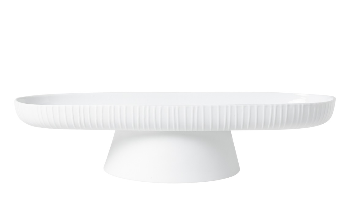 Weiße, ovale Anrichteplatte mit plissiertem Rand und Sockel für Hochzeitstorten oder andere Präsentationen.