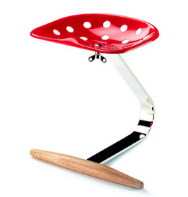 Roter Mezzadro Hocker Miniatur von Vitra: Designikone mit Traktorsitz und Chromgestell.