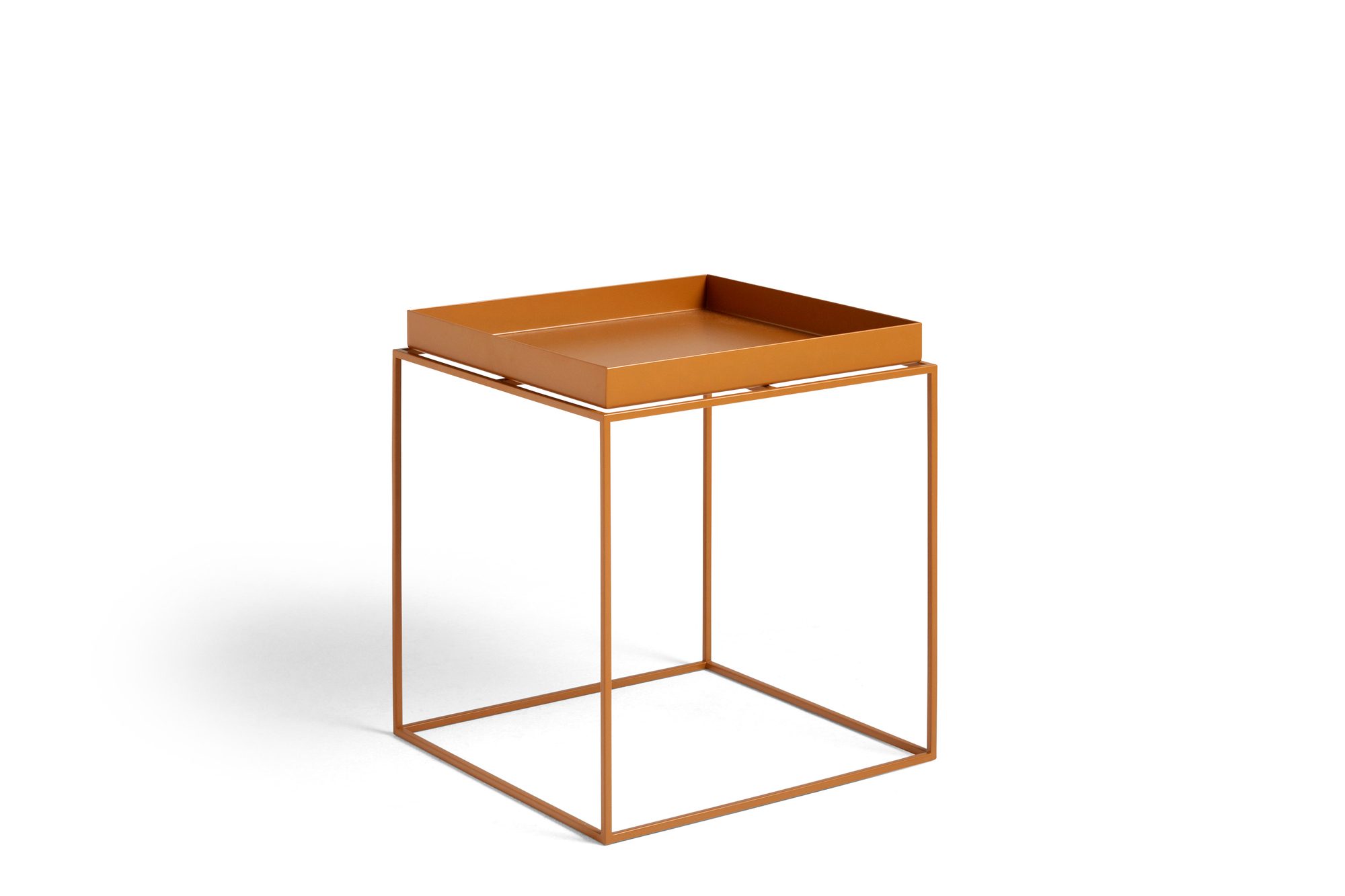 Hay Tray Table M in Toffee: Moderner Beistelltisch mit Tablett-Aufsatz und minimalistischem Metallgestell.