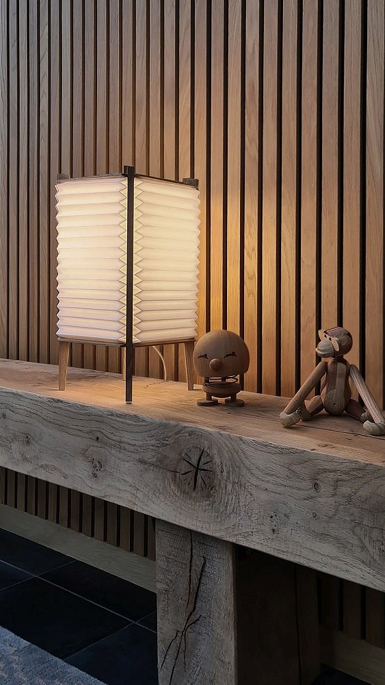 BEE HIVE Tischleuchte von Le Klint, plissierter Lampenschirm, warmes Licht, modernes Design.