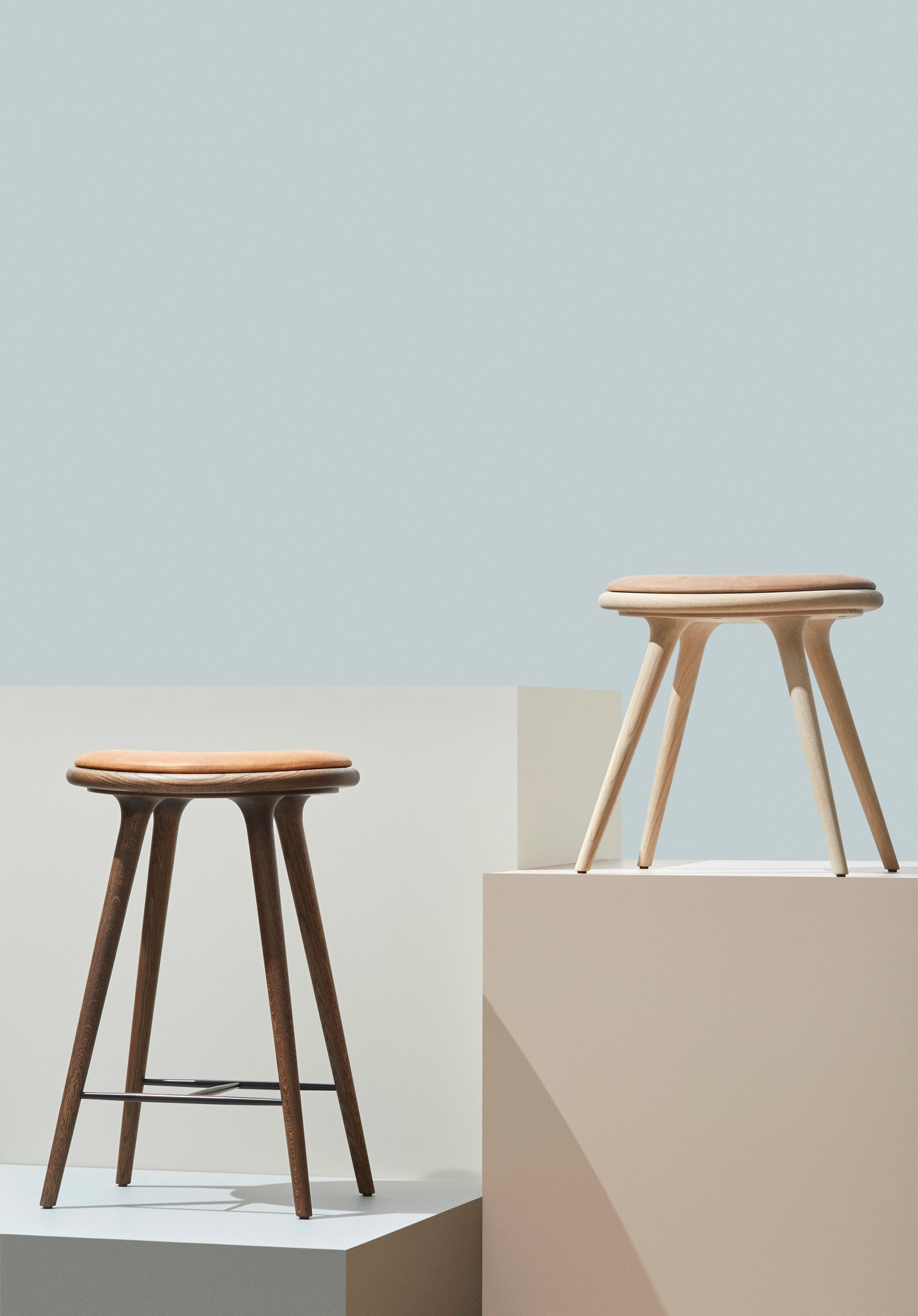 Zwei Stool Barhocker aus Eiche, einer dunkel gebeizt, der andere hell geseift.