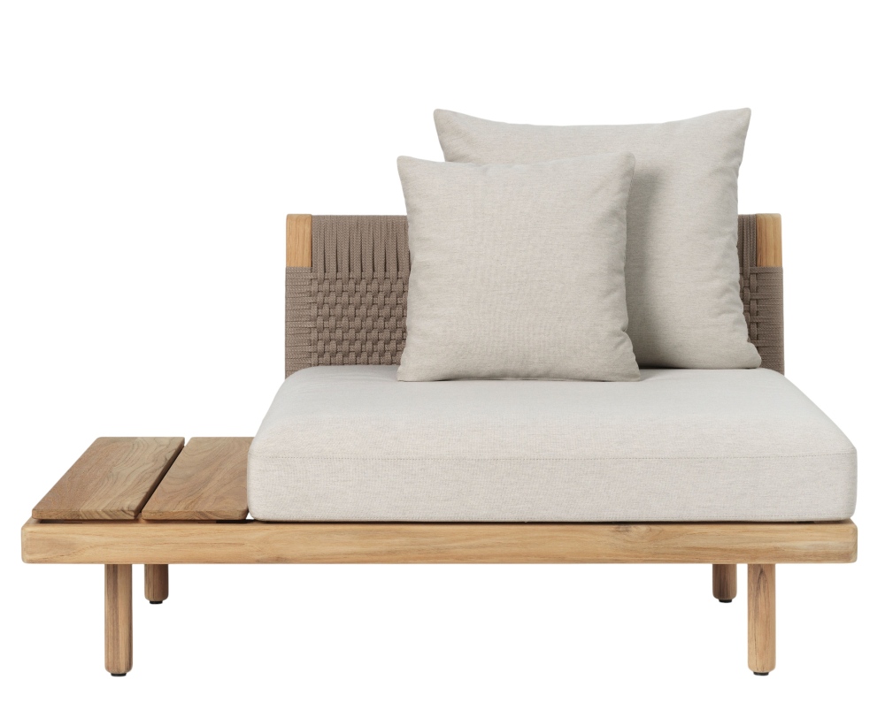 E520 Embrace Sofa Modul Outdoor mit Beistelltisch, helle Polster und geflochtene Rückenlehne.