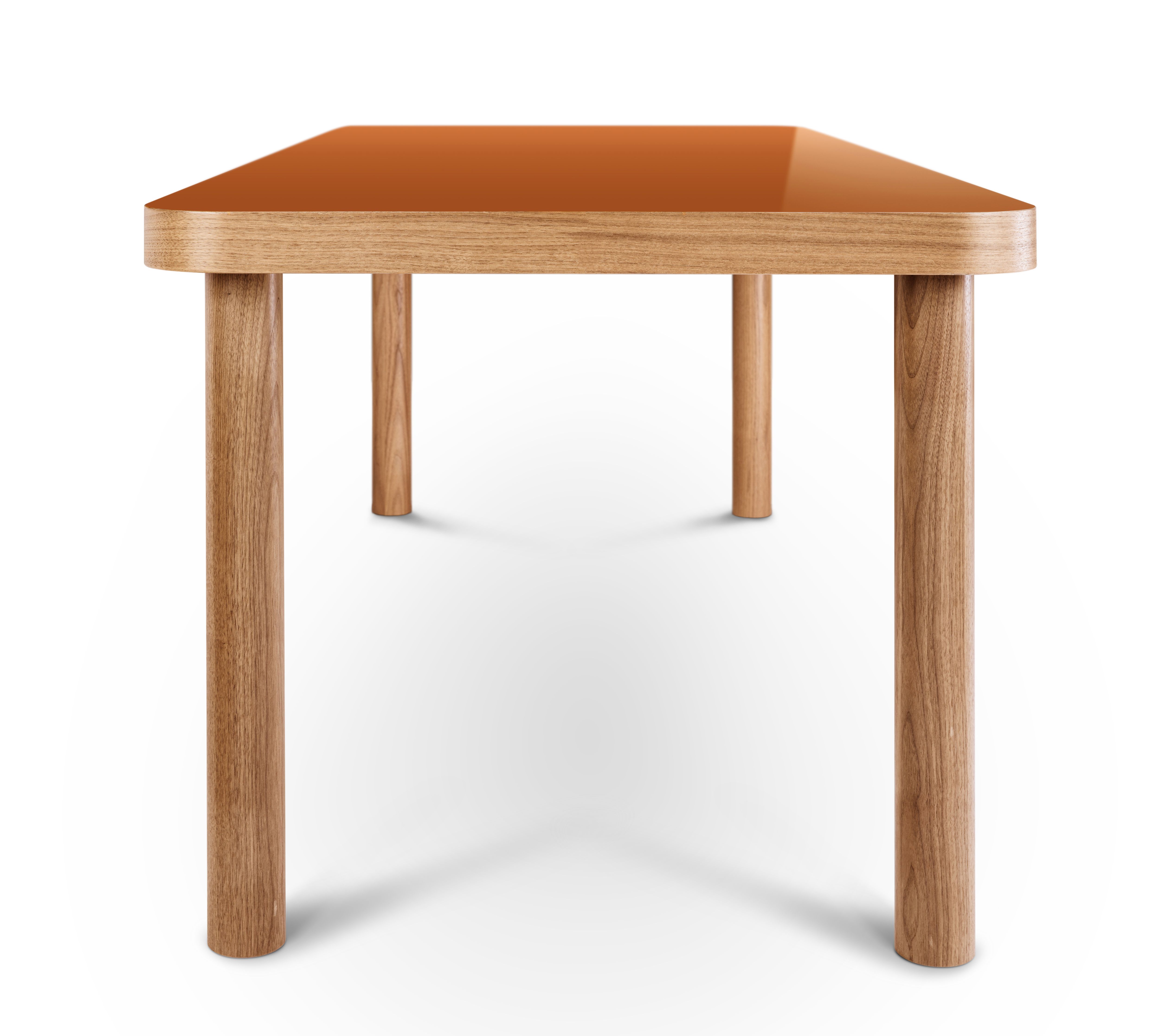 SÄULE Esstisch von Wiener GTV Design: Moderner Holztisch mit brauner Tischplatte und runden Beinen.