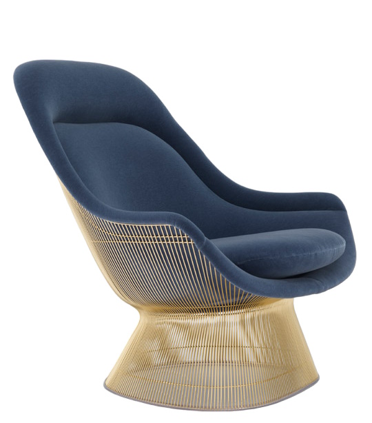 Blauer Platner Easy Chair Sessel von Knoll International mit goldenem Drahtgestell. Designklassiker.
