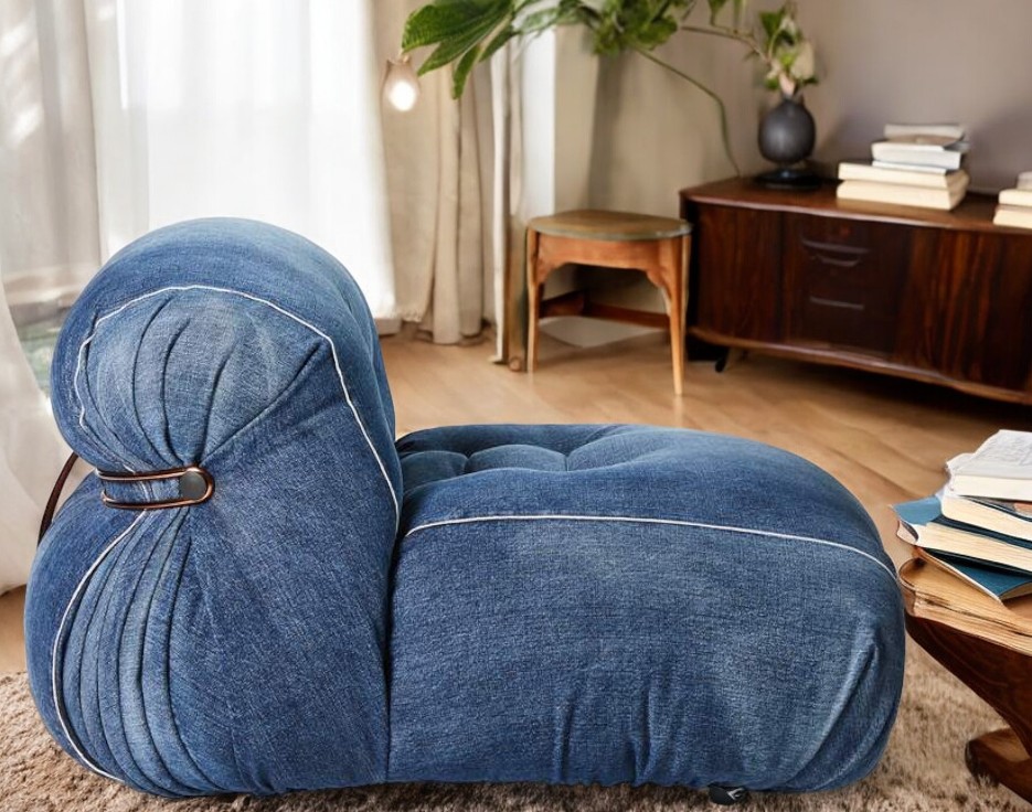 Soriana Sessel mit Denim-Bezug von Cassina: Gemütlicher Loungesessel im Wohnzimmer, blaue Polsterung.