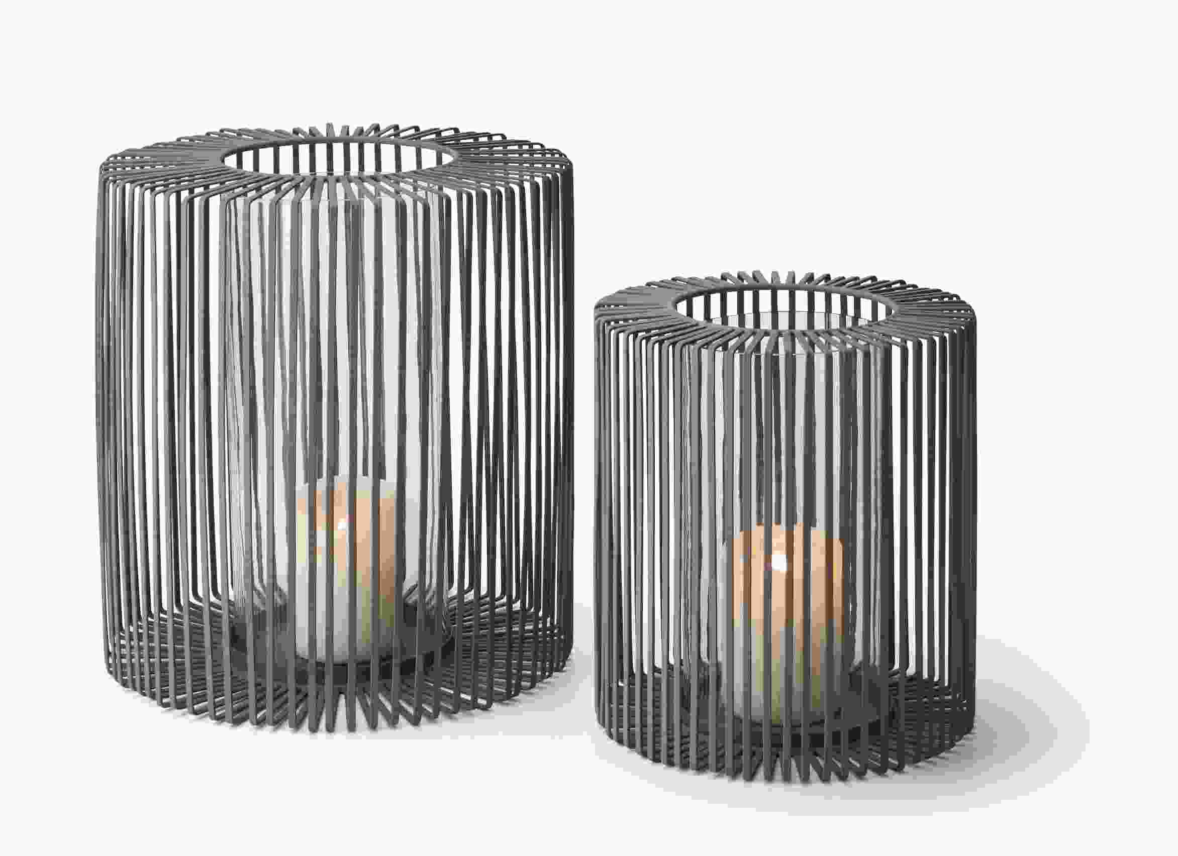 Zwei graue Oslo Windlichter von Philippi mit Kerzen, modernes Design für stimmungsvolle Beleuchtung.