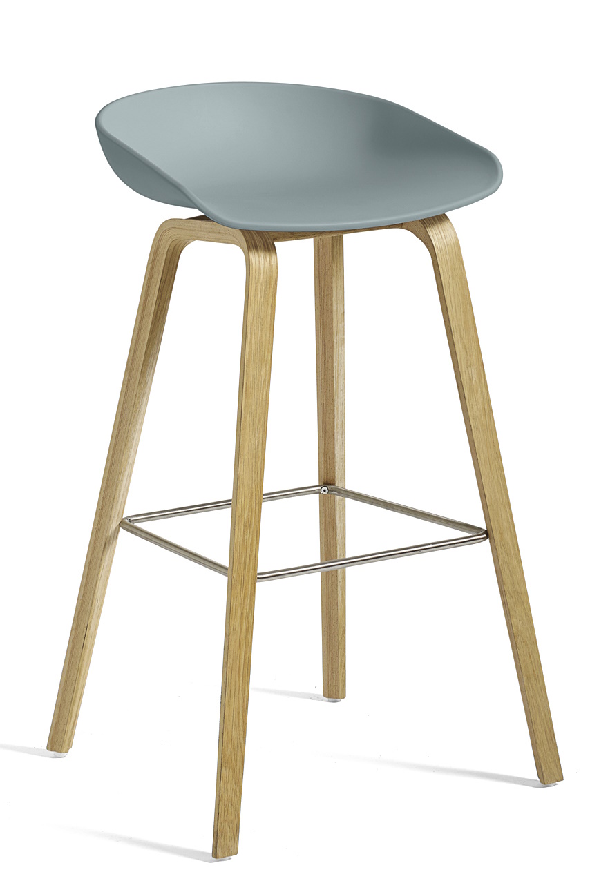 About a Stool AAS32 Barhocker in Dusty Blue mit Holzbeinen und Fußstütze.