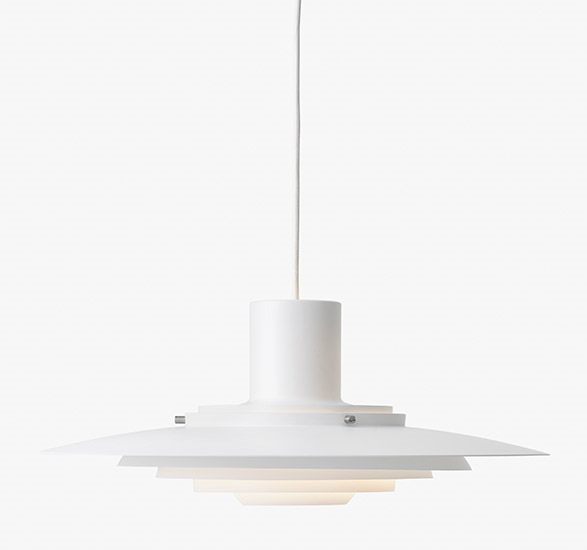 Weiße P376 Pendelleuchte von AndTradition: Moderne Hängelampe mit abgestuften Schirmen für indirektes Licht.