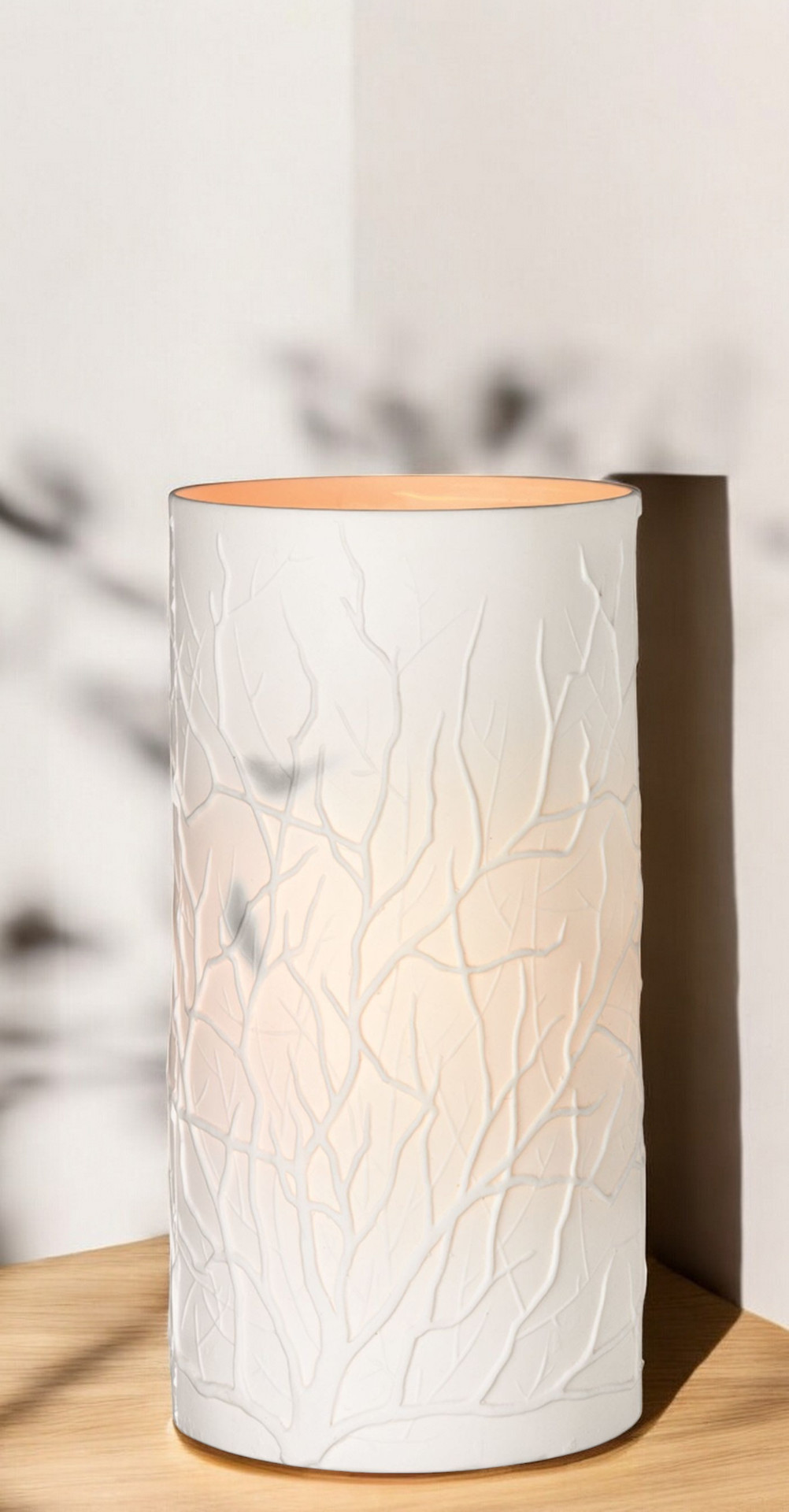 Nahaufnahme der Zuhause Zylinderleuchte mit Zweige-Design, eine moderne Tischleuchte für stimmungsvolle Beleuchtung.