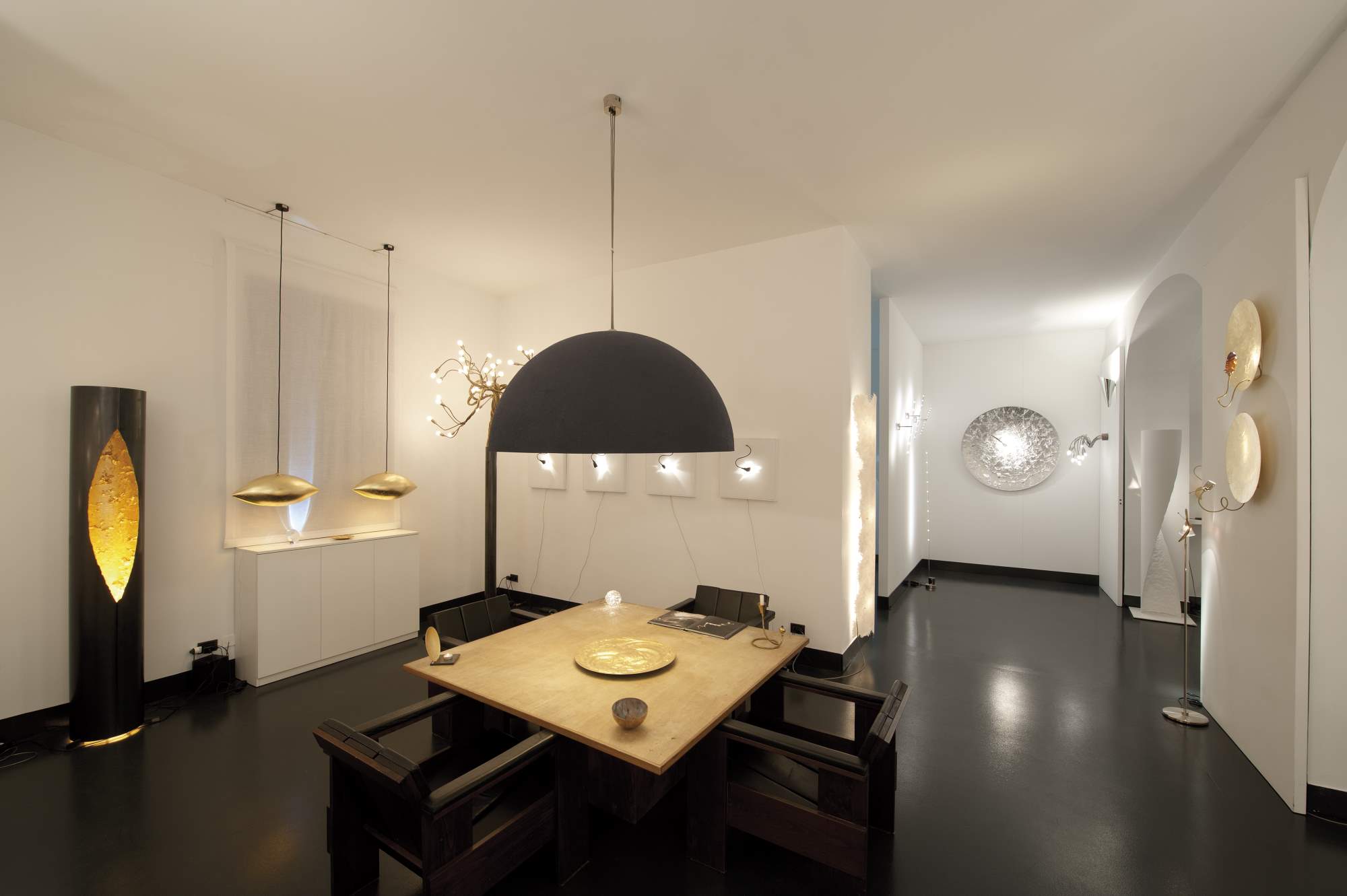 Esstisch mit großer, halbrunder, schwarzer Malagola Hängeleuchte von Catellani & Smith im modernen Interieur.