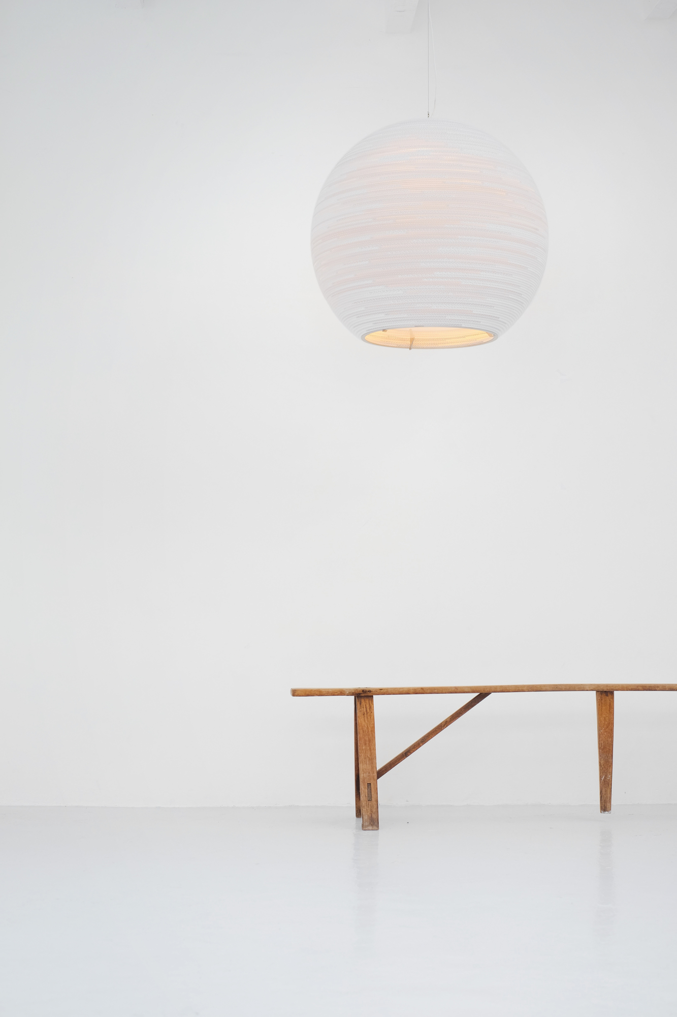 Weiße Scraplights Sun 32 Hängeleuchte von Graypants, runde Designlampe aus recycelter Pappe.