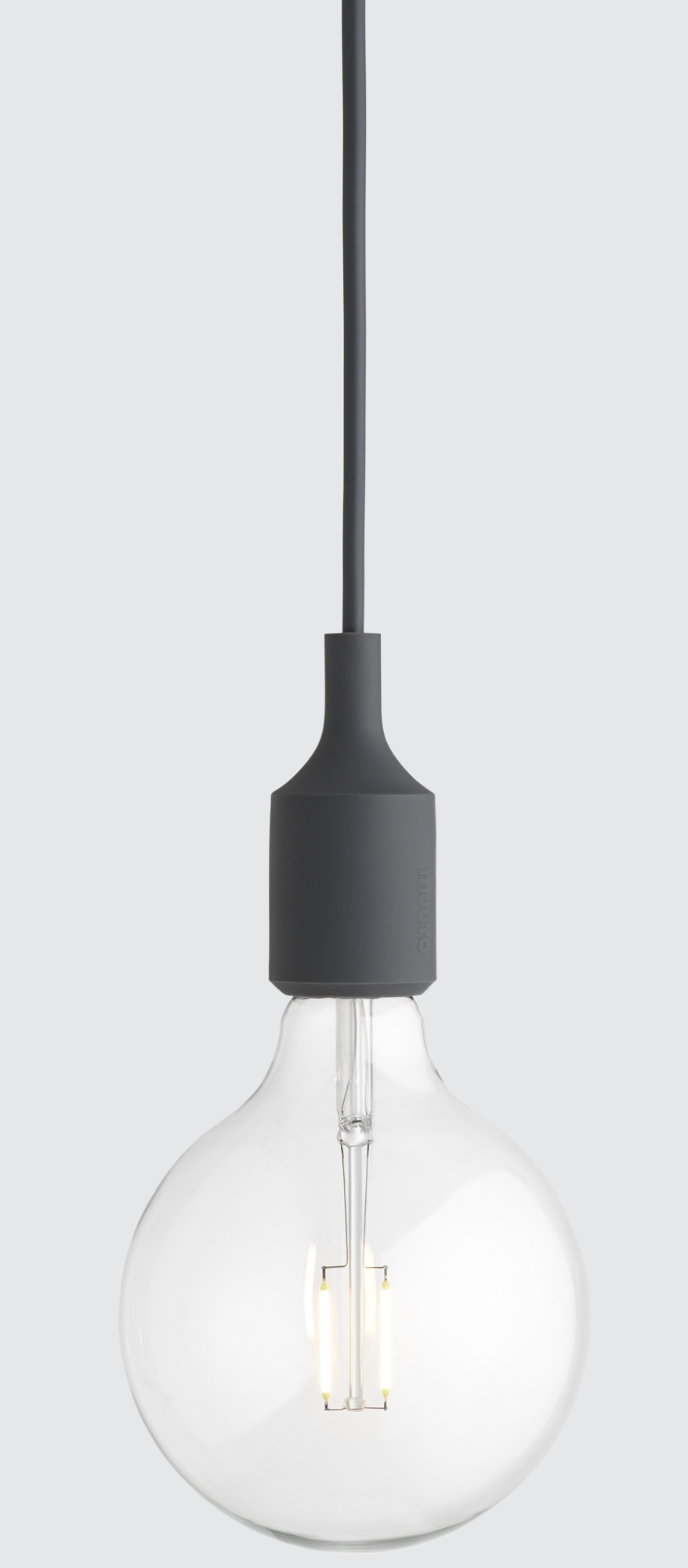 Nahaufnahme der E27 Socket Lampe Pendelleuchte von Muuto in hellem Grau.