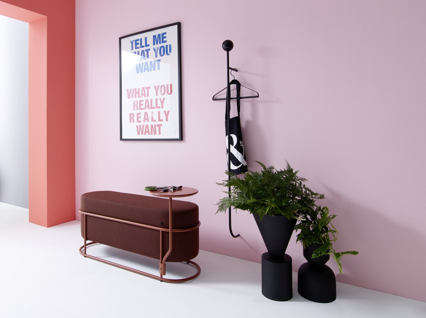 Braune Drop Bank mit integriertem Beistelltisch, ideal für Flur oder Wohnzimmer. Moderne Sitzbank.