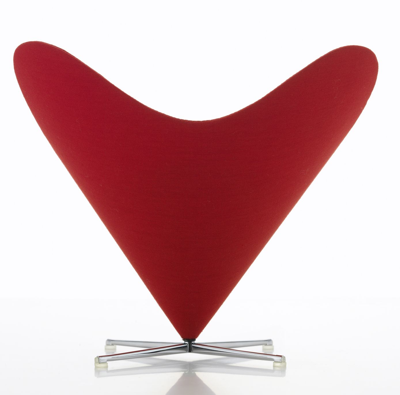 Roter Heart Cone Chair Miniatur Stuhl von Vitra (1959) mit Chromfuß auf weißem Grund.