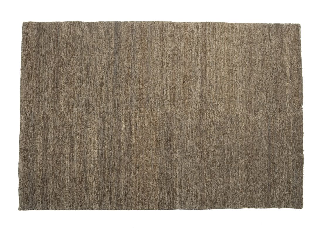 Nanimarquina Earth Rug Teppich Khaki, 250x350cm. Detailaufnahme des rechteckigen, braunen Teppichs mit feiner Textur.