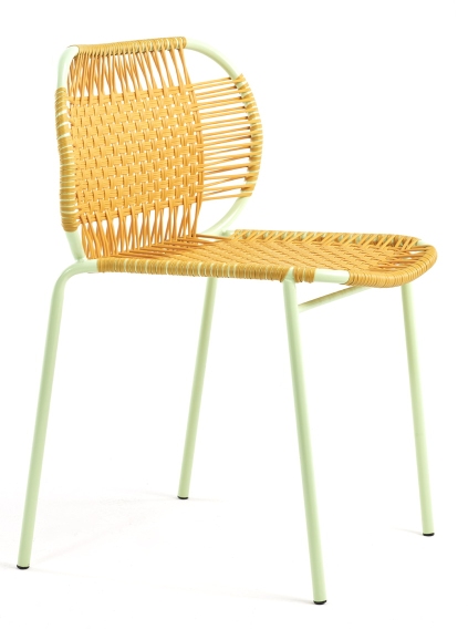 Cielo Stacking Chair, ein stapelbarer Outdoor-Stuhl mit geflochtener Sitzfläche und mintgrünem Gestell.