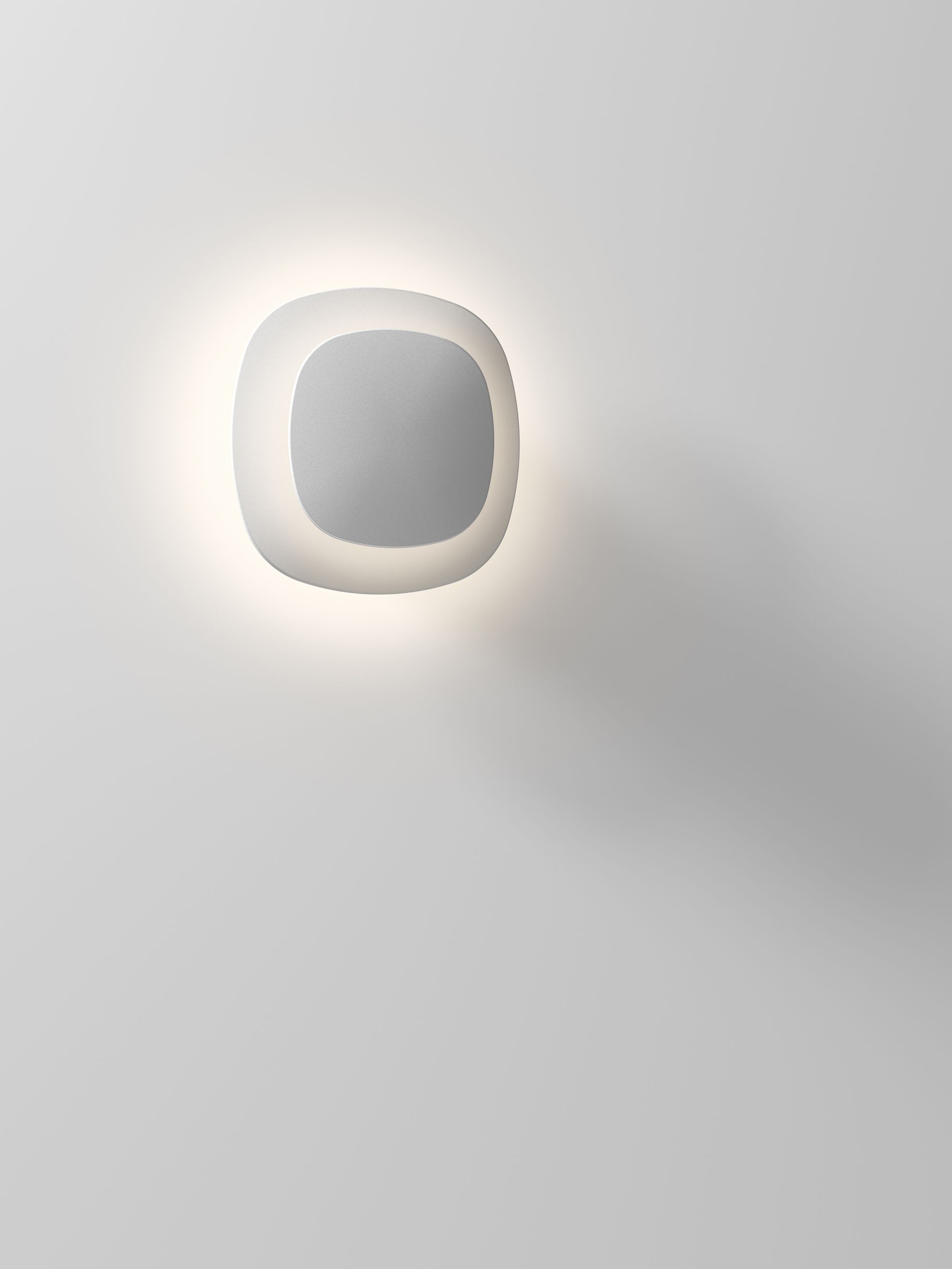 Nahaufnahme der modernen Luceplan Luthien Wandleuchte in Grau und Weiß, abstraktes Design.