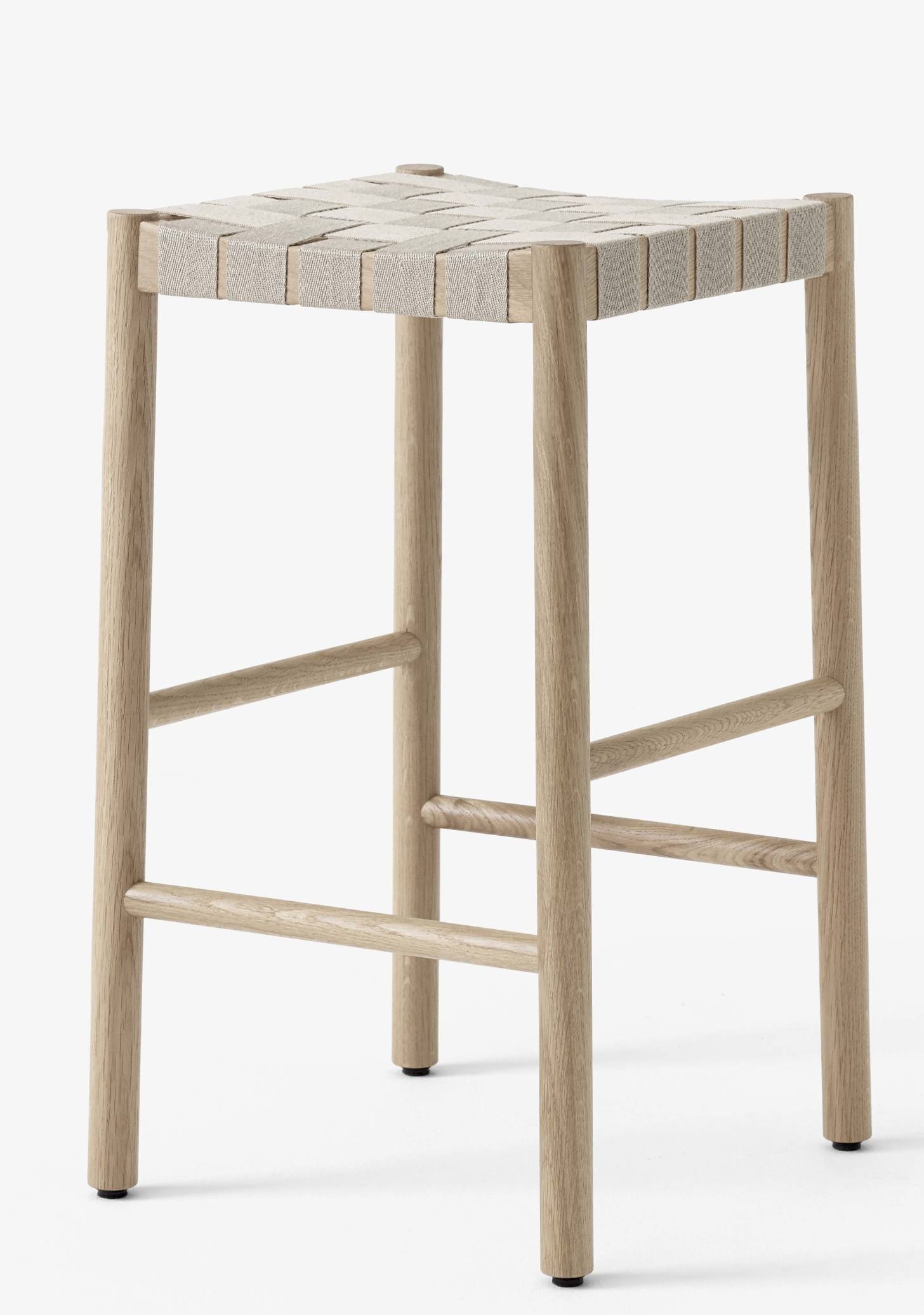 Betty TK7 Barhocker von Andtradition, H 66 cm, aus hellem Holz mit gewebter Sitzfläche.