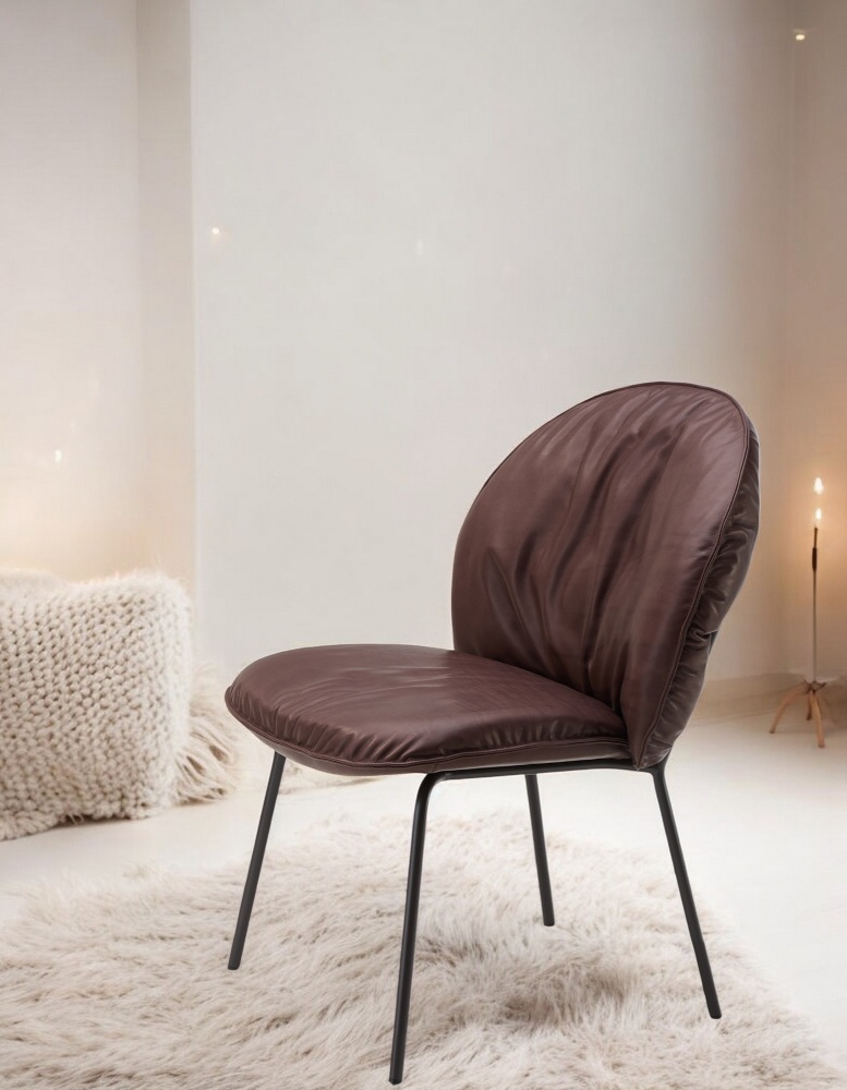 Marie Low Dining Chair: Brauner Freifrau Stuhl mit schwarzen Beinen auf flauschigem Teppich.