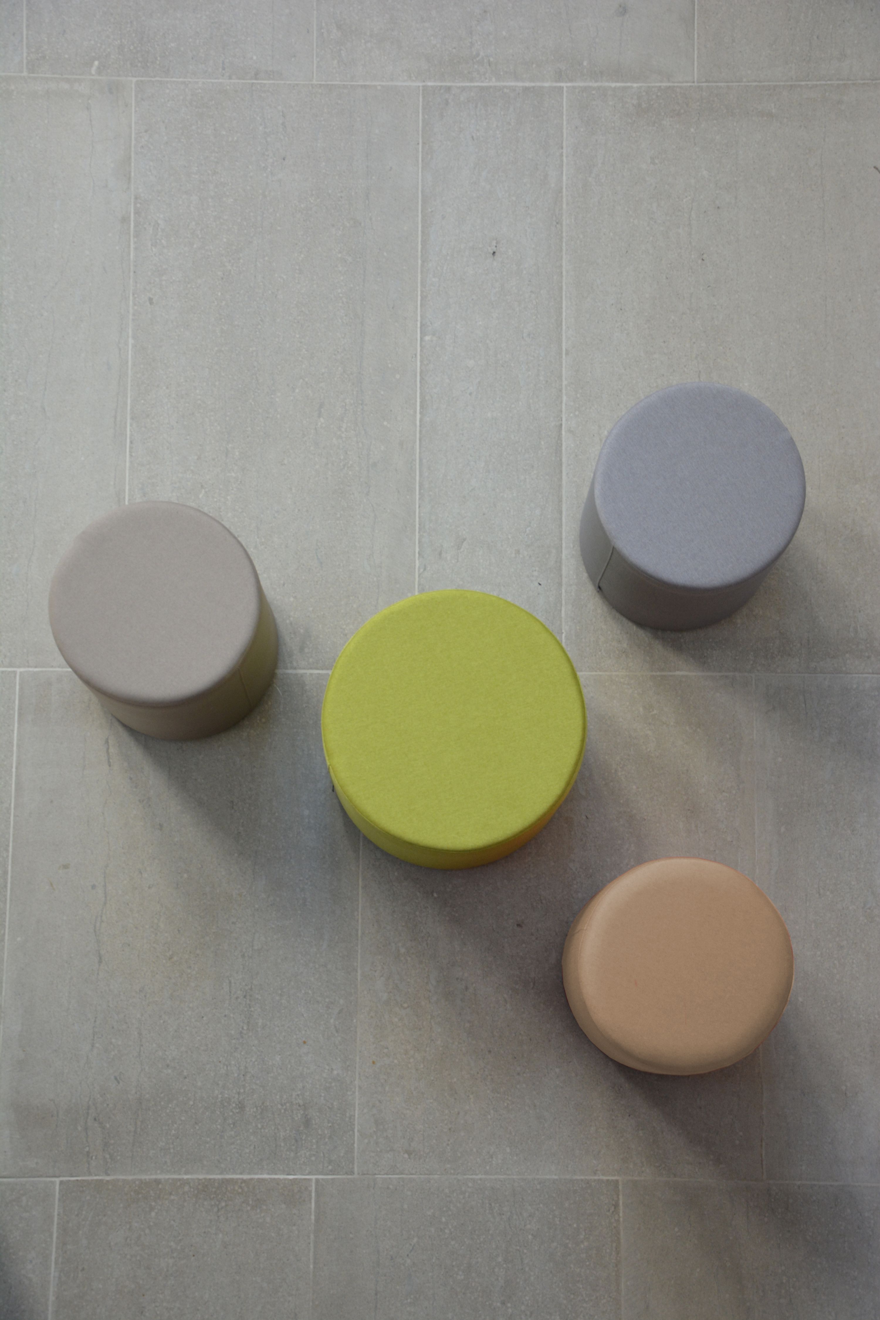 Drei runde Poufs in Beige, Grau und Grün, darunter der grüne Rondo Pouf von Jan Kurtz.