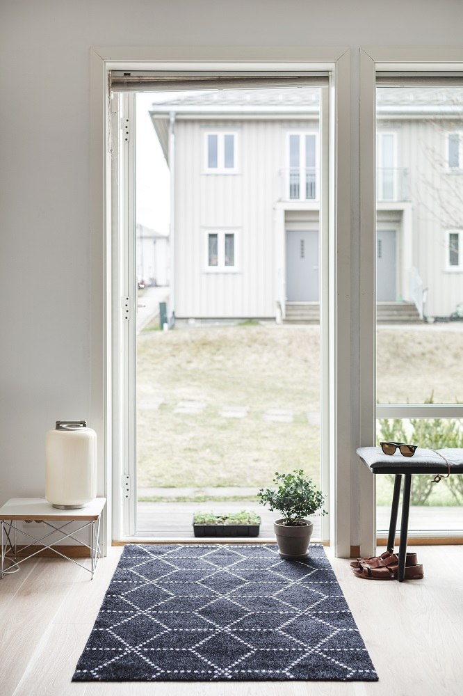 Schwarze Heymat Fußmatte mit Rautenmuster im Eingangsbereich. Indoor und Outdoor geeignet. Hagl Fußmatte.