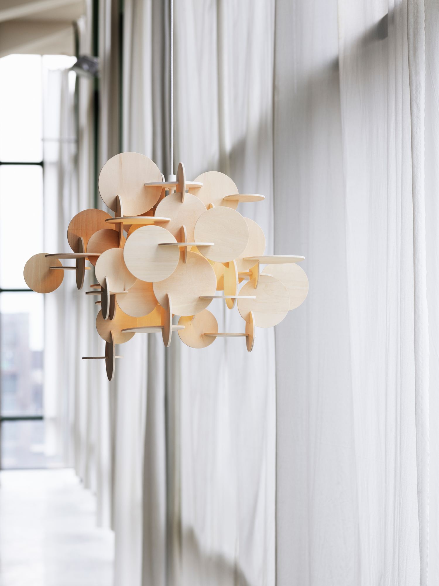 Nahaufnahme der Bau Lamp Natur Pendelleuchte von Normann Copenhagen, kleine Holzlampe.