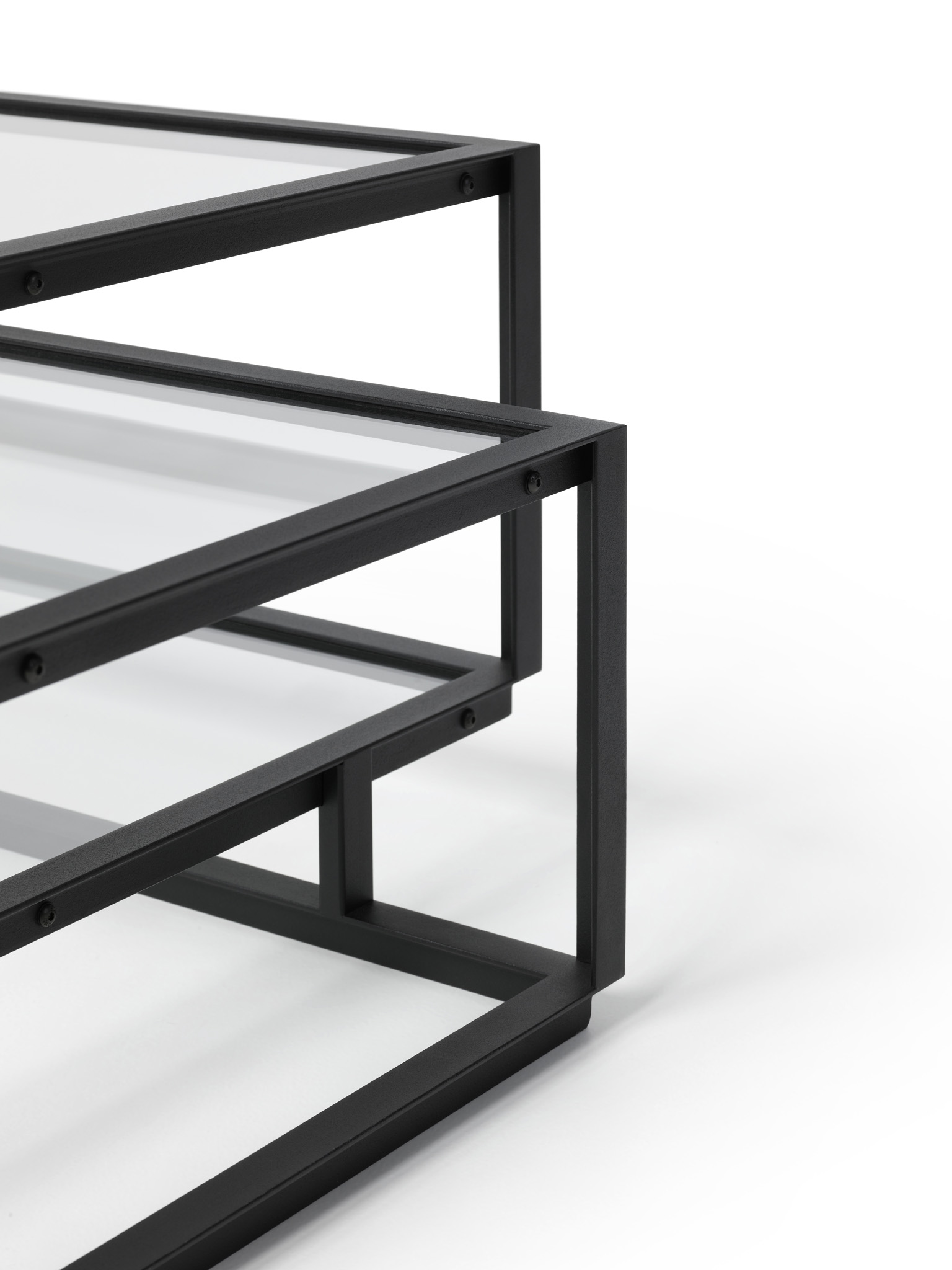 Detailaufnahme des Tangled Square Couchtischs Spectrum mit schwarzem Metallrahmen und Glasplatten, moderner Wohnzimmertisch.