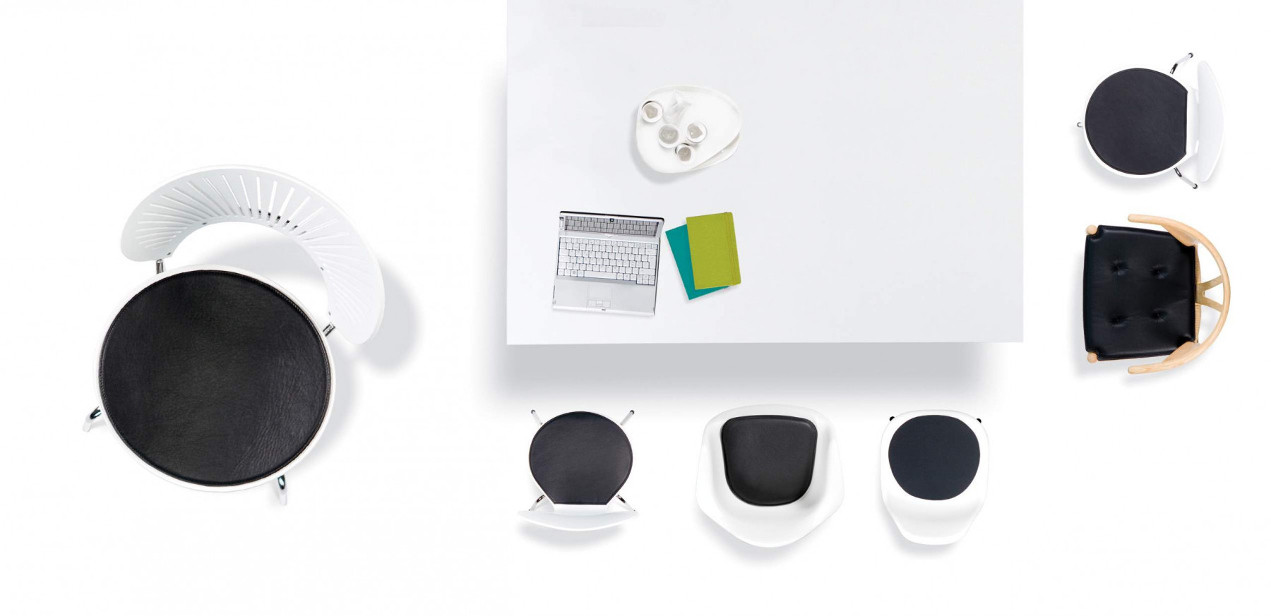 Draufsicht: Eames DSR Stuhl mit Bent Hansen Sitzauflage, schwarzes Leder, weißes Gestell. Designklassiker für stilvolles Wohnen.