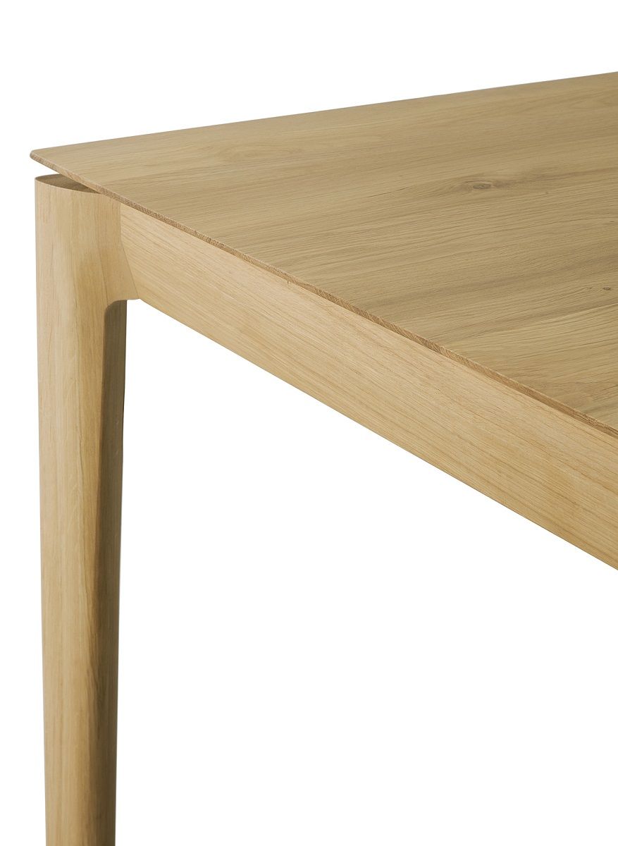 Detailaufnahme: Ethnicraft Bok Tisch, quadratisch, aus Eiche, modernes Design, Tischbein und Tischplatte.