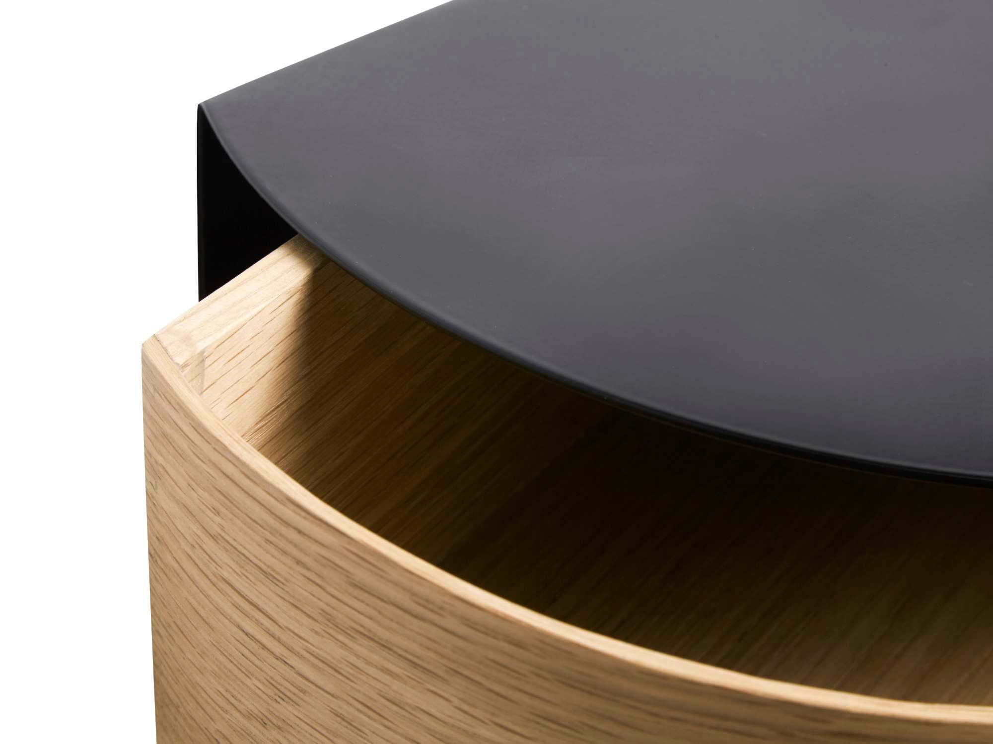 Detailaufnahme der Wallie Wandschublade von Woud aus Eiche mit geöffneter Schublade und schwarzer Ablagefläche.