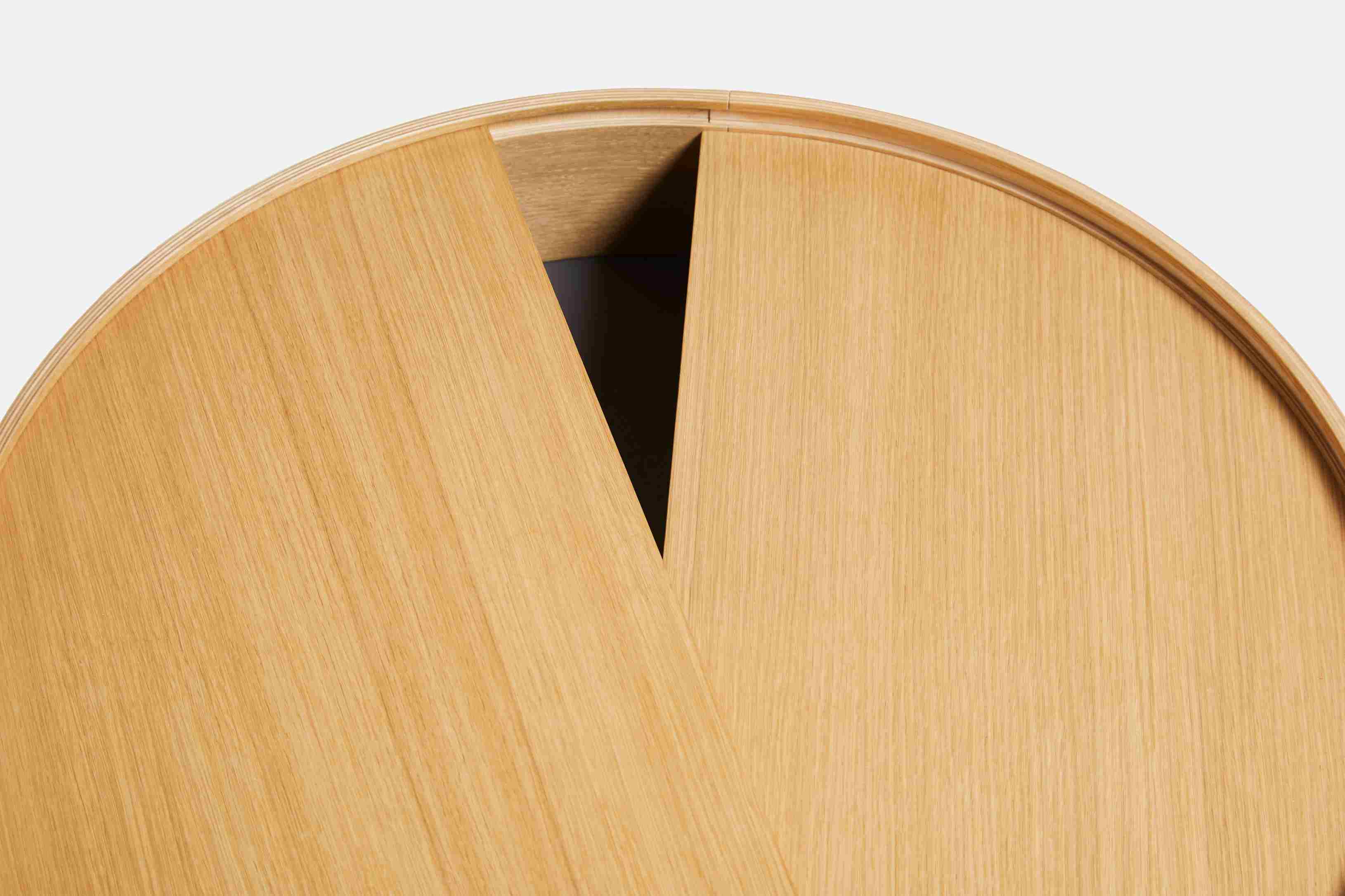 Detailaufnahme des Arc Side Table von Woud, ein runder Beistelltisch aus geölter Eiche.