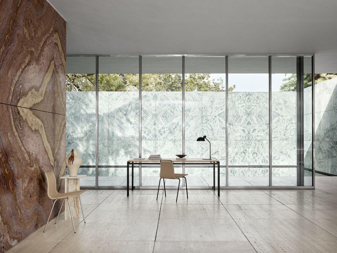 PK1 Stuhl von Carl Hansen & Søn mit Naturkordel und Edelstahlgestell in minimalistischem Raum.