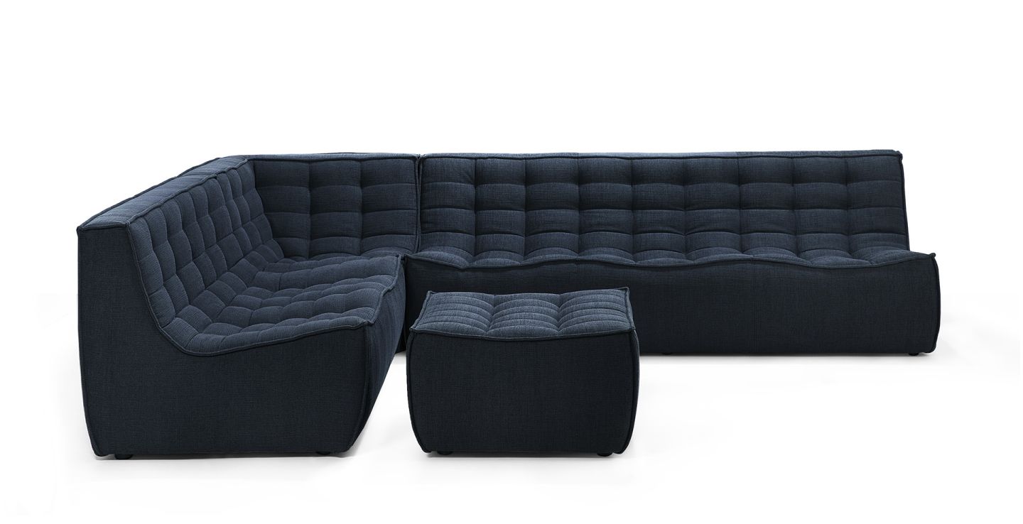 N701 Sofa, 3-Sitzer, Graphit von Ethnicraft mit Hocker. Modernes, modulares Sofa mit gesteppter Oberfläche.