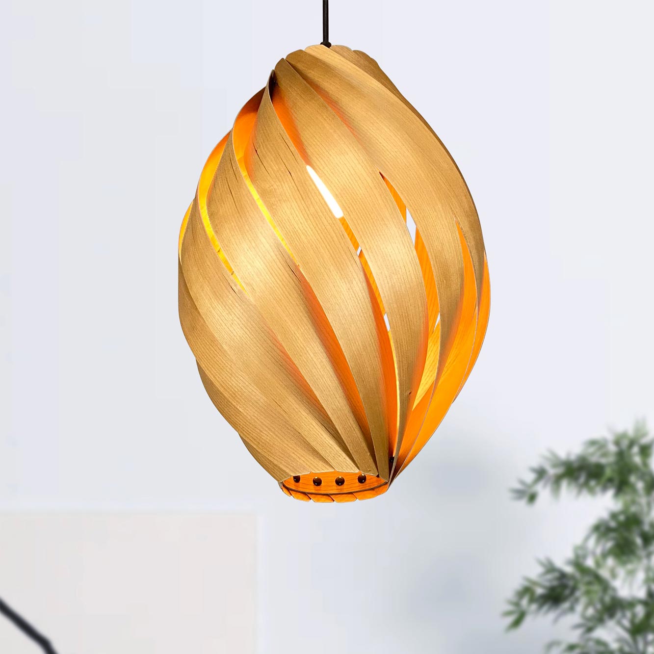 Ardére Hängeleuchte aus Kirschbaumholz, rundliche Form, moderne Holzlampe für Wohnzimmer und Esszimmer.